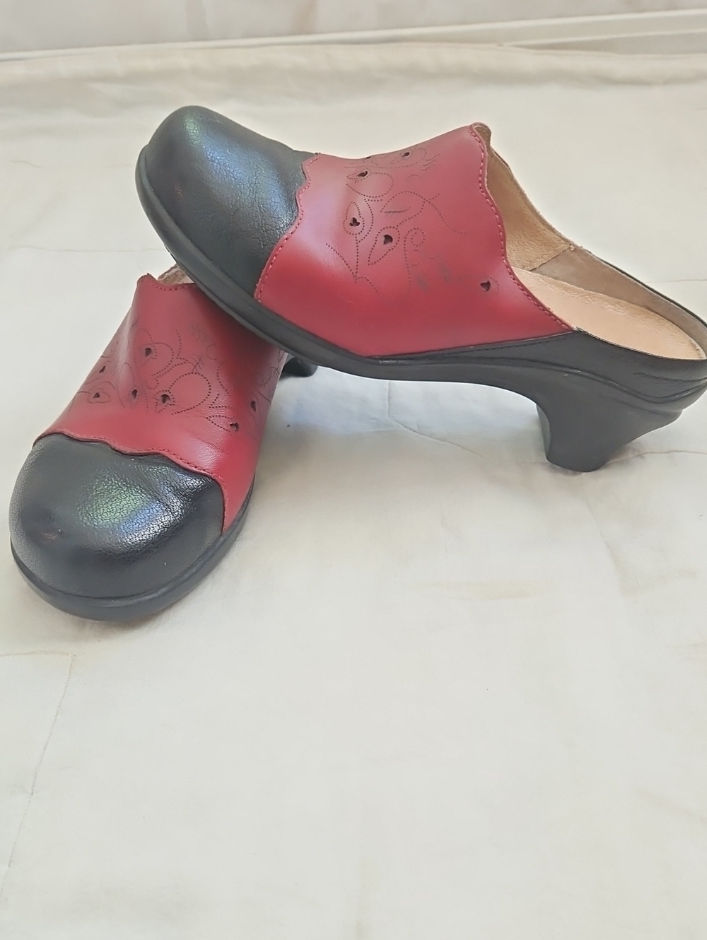 Aravon Women's Red and Black Leather Slip-On Clog 7 D